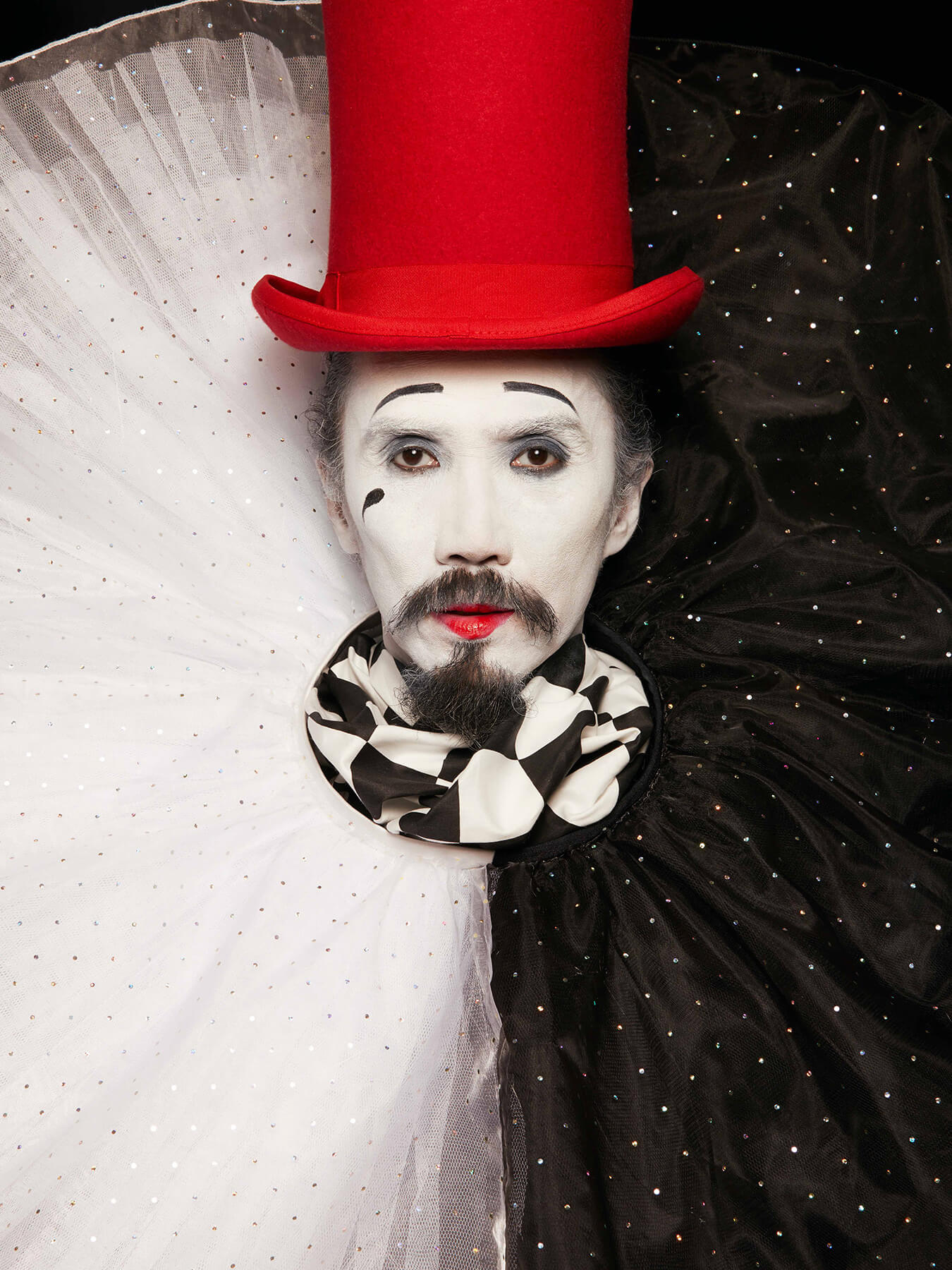 5 Jan 2018 Derong is photographed as Pierrot, the sad clown